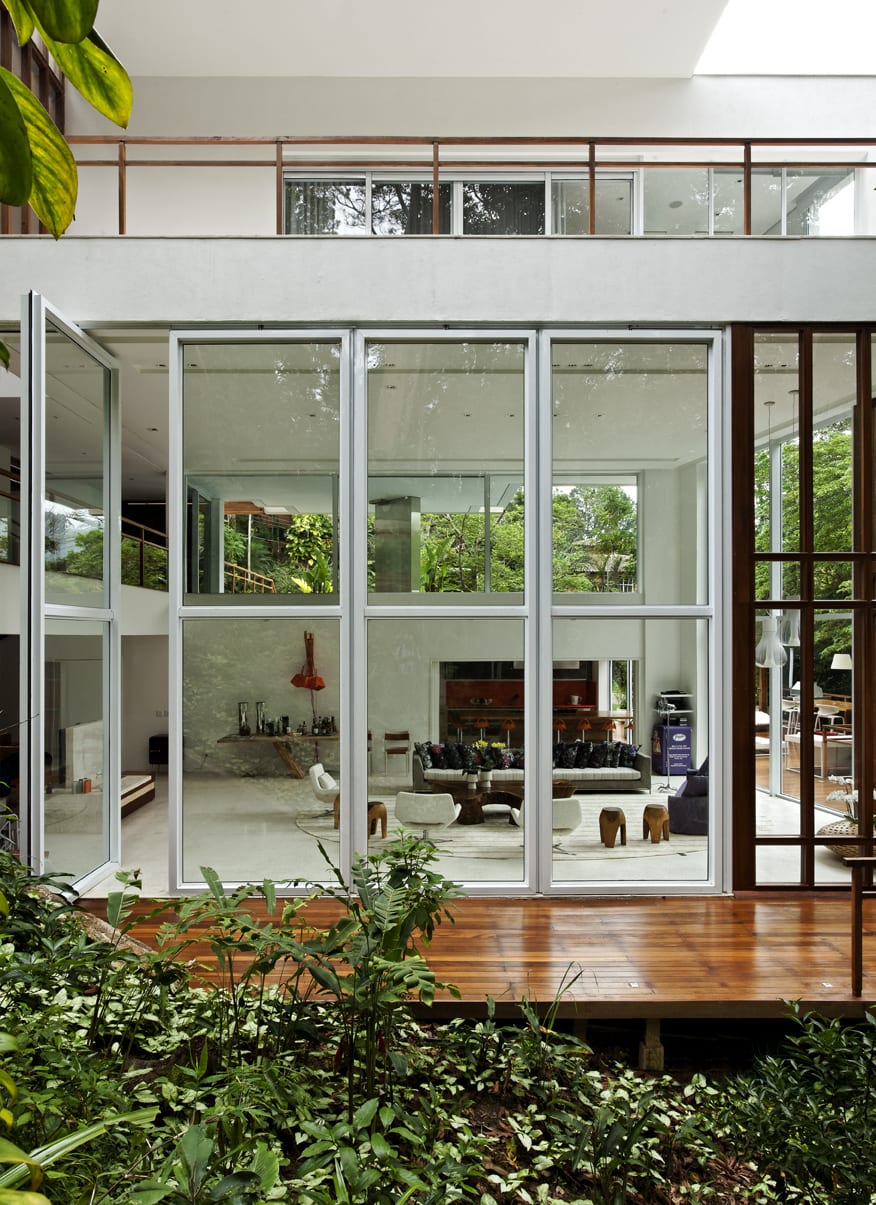 Fachada envidraçada com integração interior-exterior