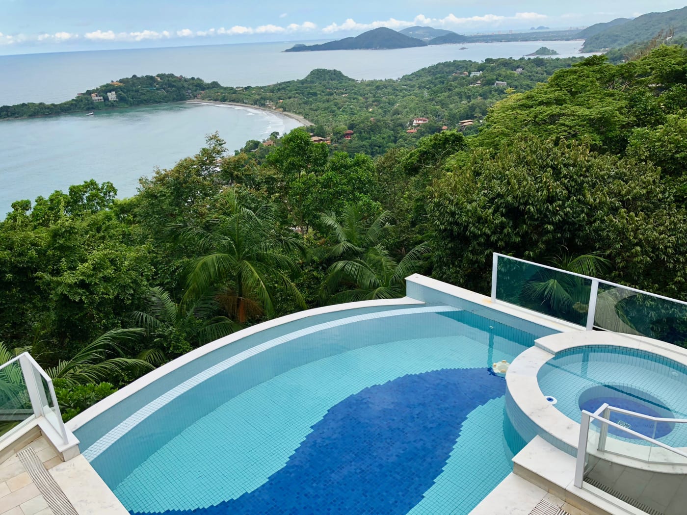 Piscina com hidromassagem e vista panorâmica deslumbrante