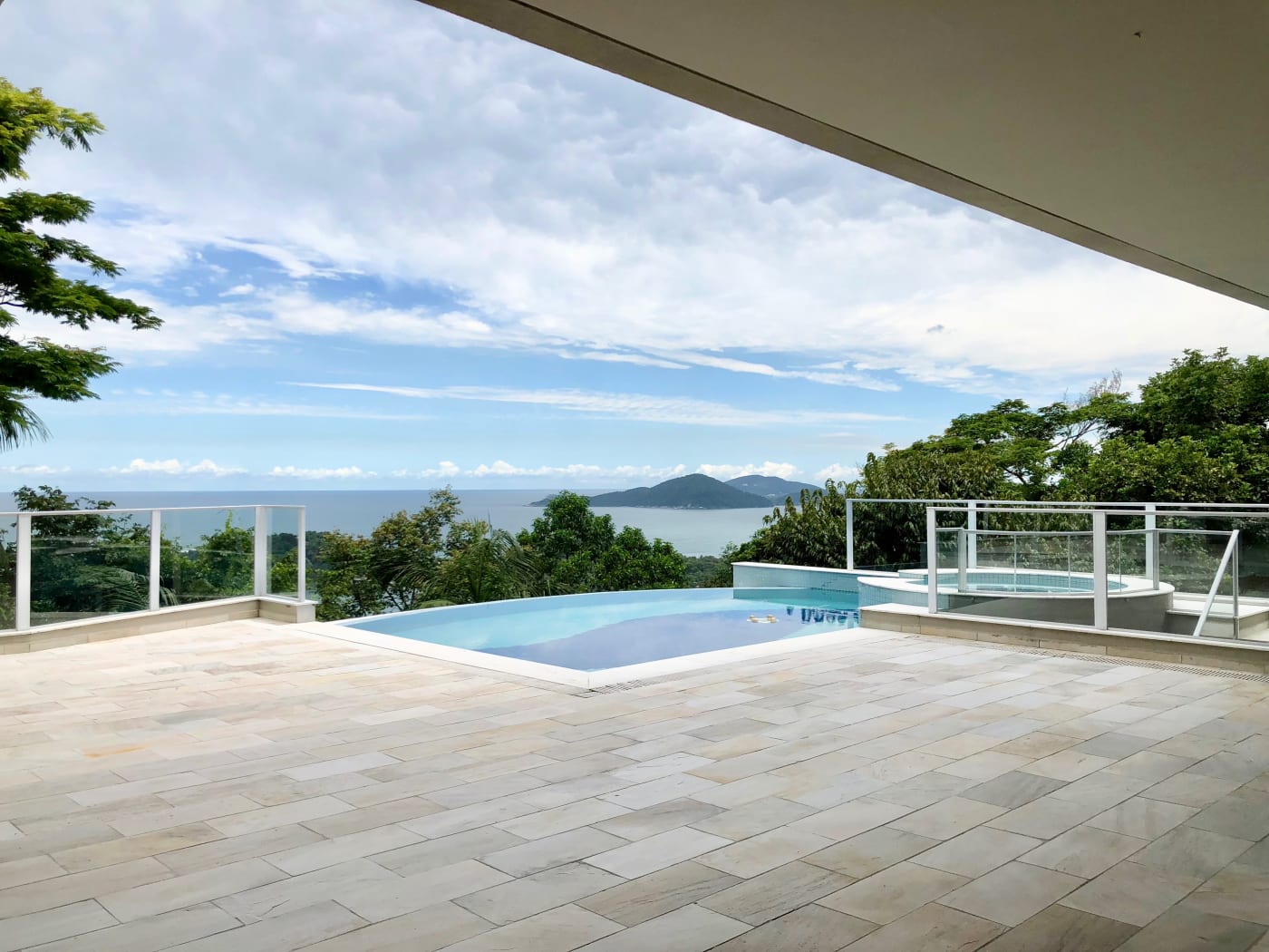 Deck amplo em pedra natural com vista privilegiada