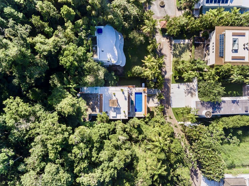 Vista aérea da propriedade e entorno verde