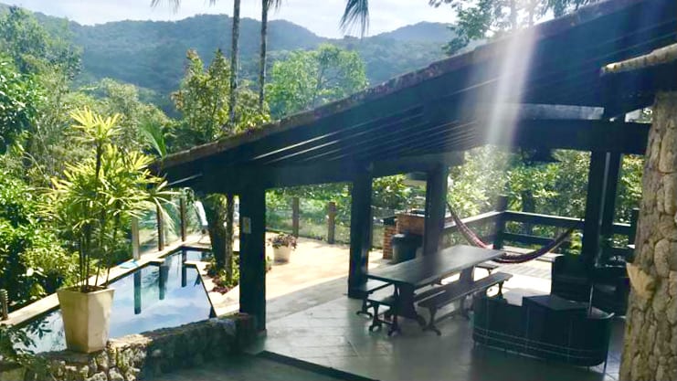 Espaço gourmet com cobertura e vista serrana