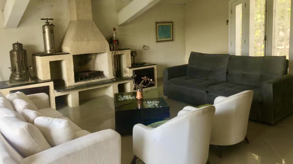Espaço gourmet integrado com churrasqueira e sala de estar