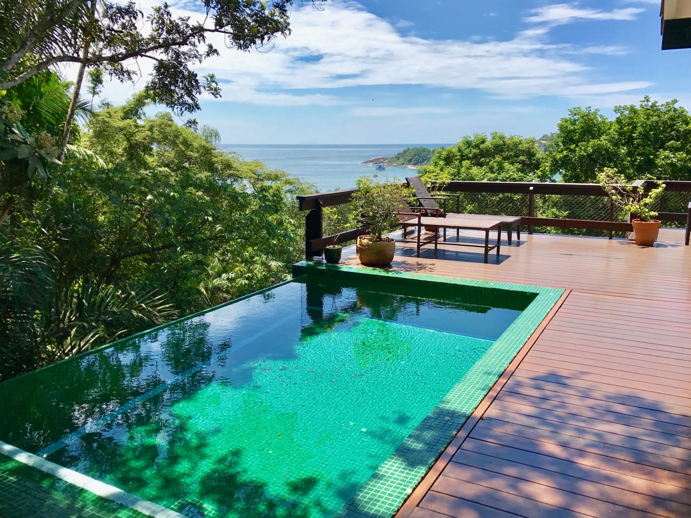 Piscina de borda infinita integrada ao deck
