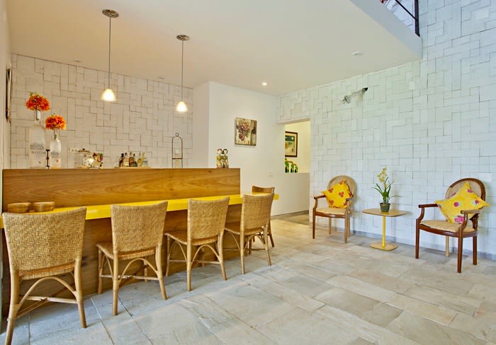 Sala de jantar com parede revestida em pedra natural