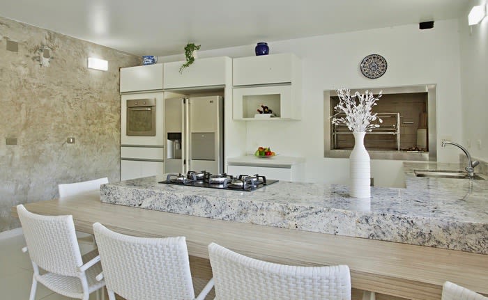 Espaço gourmet com bancada em granito e cooktop