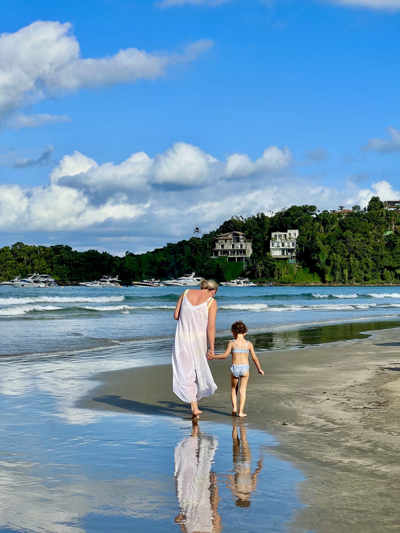 Praias e vias internas planas em meio à Mata Atlântica