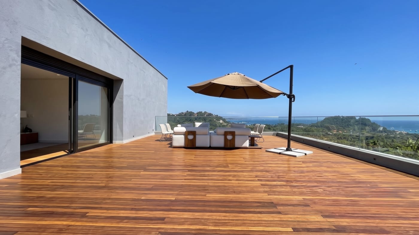 Deck panorâmico com vista privilegiada para o mar