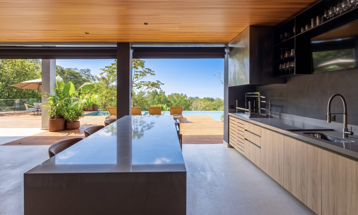 Espaço gourmet com ilha central e vista para área externa