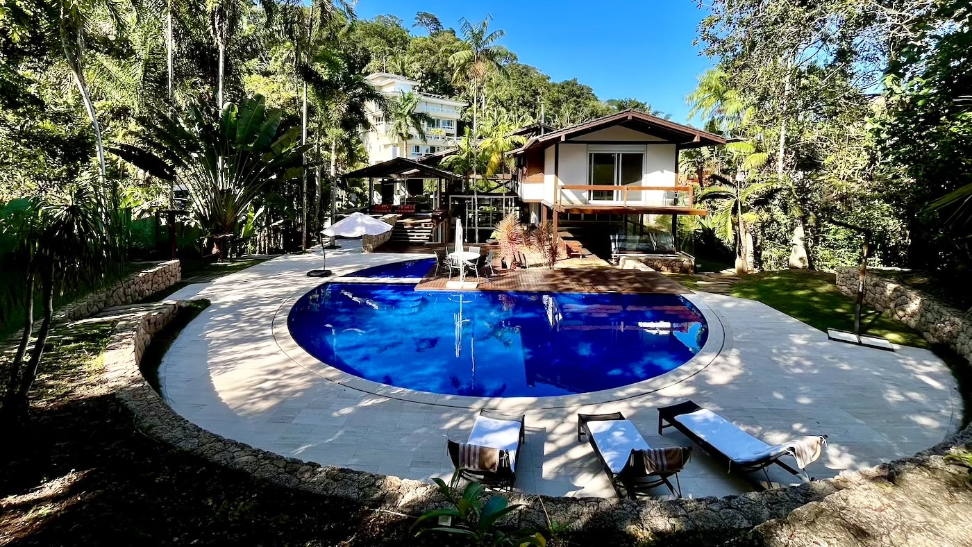 Casa para locação de temporada no Condomínio Iporanga – na quadra da praia com acesso exclusivo