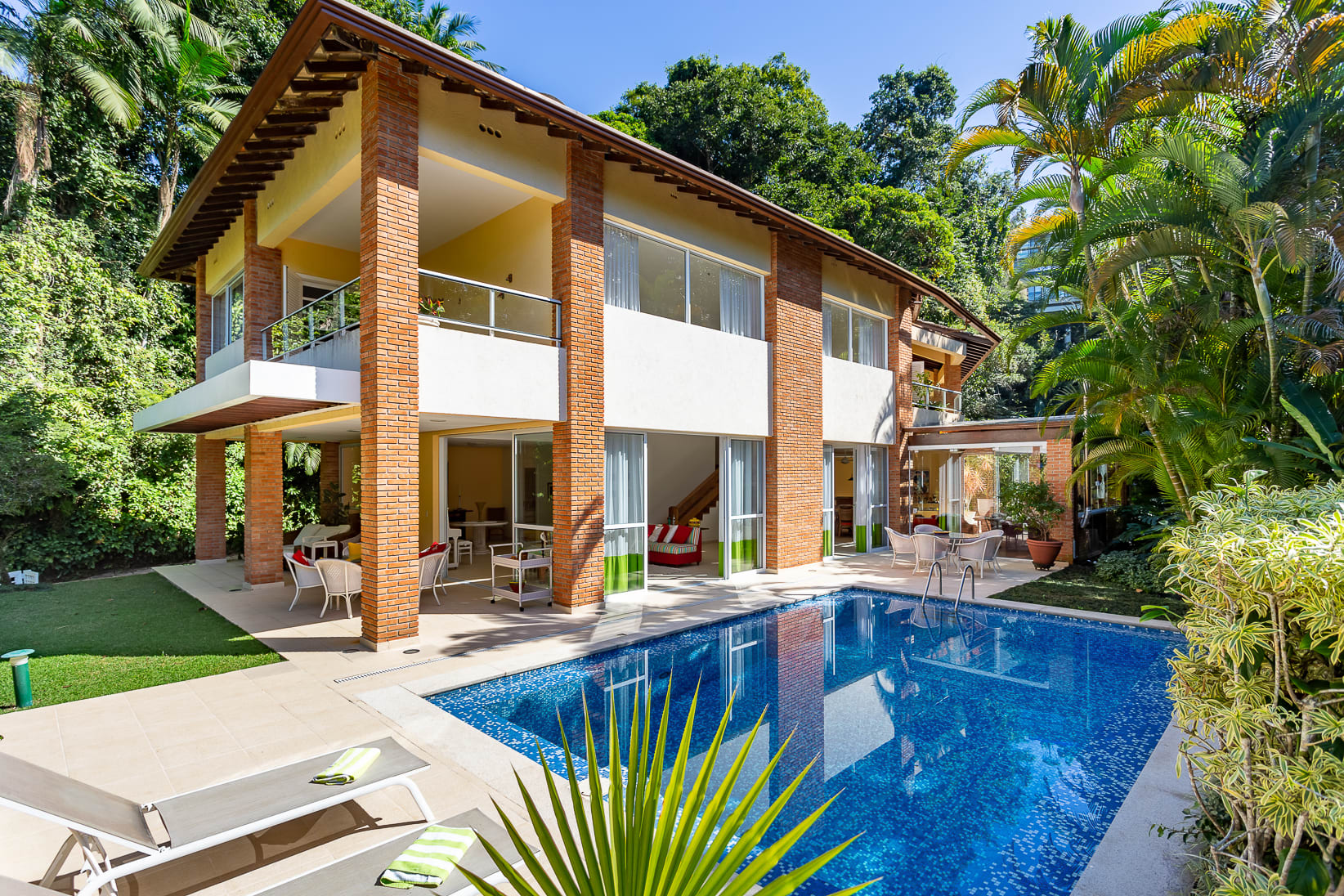 Casa à venda em São Pedro – Iluminação natural, conforto e integração com a natureza no litoral paulista