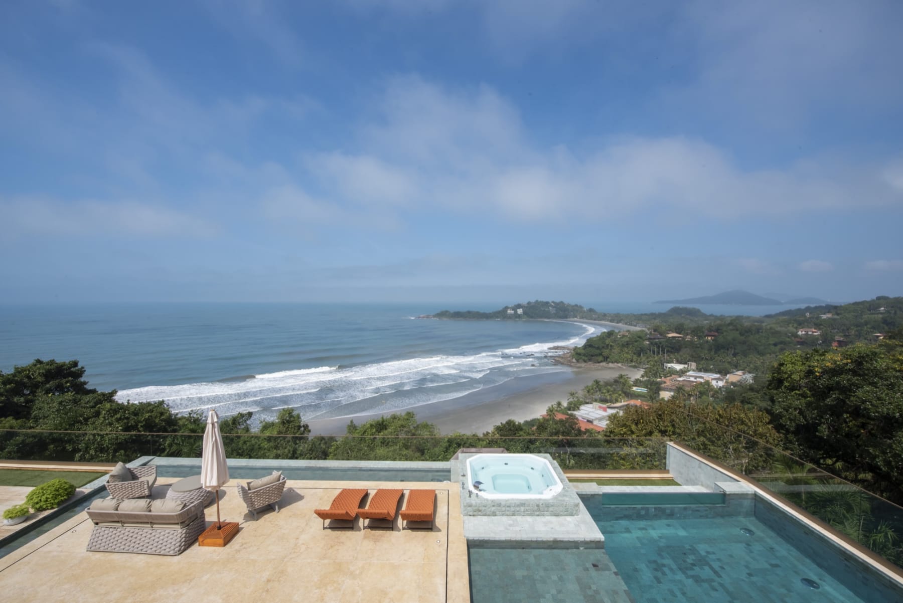 Casa Nova com 7 Suítes e Vista Mar no Condomínio Taguaíba | Guarujá
