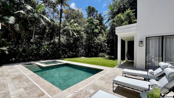 Conjunto piscina e spa com deck e jardim privativo
