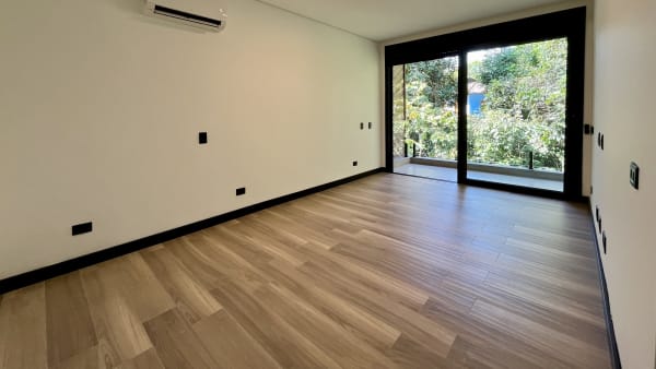 Ambiente amplo com piso de madeira e abertura total