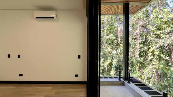 Integração com área externa através de esquadrias amplas