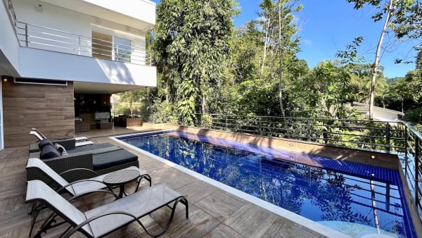 Área da piscina com vista para vegetação