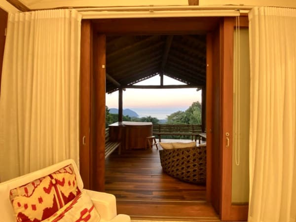 Varanda com deck de madeira e vista para as montanhas