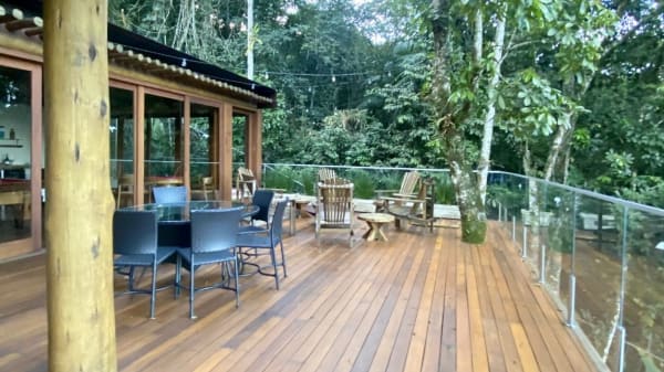 Varanda gourmet com deck em madeira natural