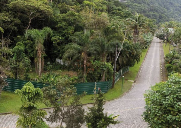Acesso ao terreno por rua interna arborizada