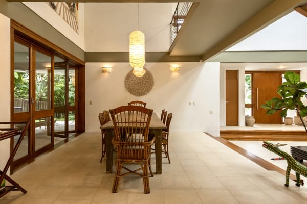 Sala de jantar com pé-direito duplo e integração