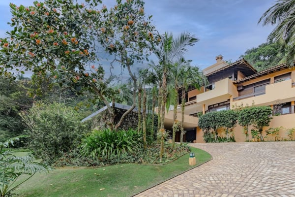 Fachada integrada ao jardim tropical