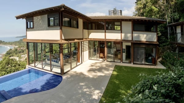 Conjunto arquitetônico com piscina e área externa