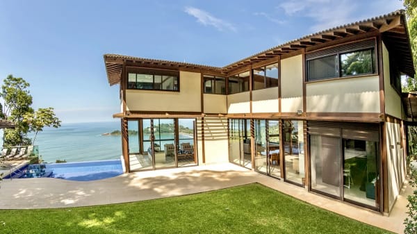 Arquitetura moderna com vista privilegiada para o mar