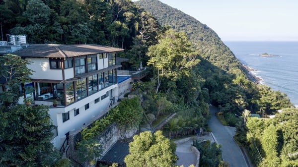 Vista aérea da casa com paisagem litorânea
