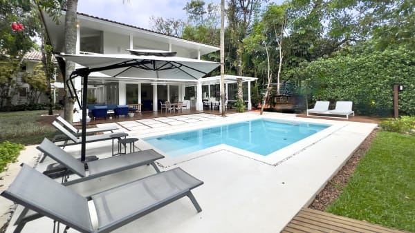 Área de lazer completa com piscina e espreguiçadeiras