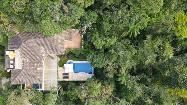 Vista aérea da propriedade integrada à natureza