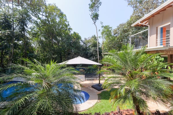 Jardim tropical com deck e área de lazer