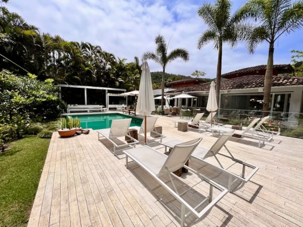 Área de lazer com piscina e deck de madeira