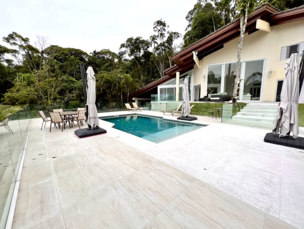 Área externa com piscina e deck integrado à natureza