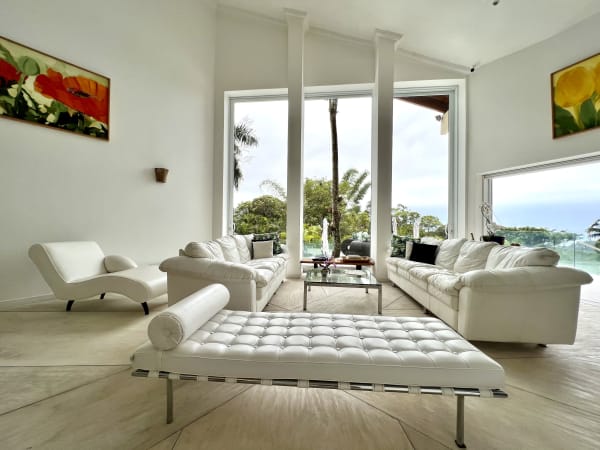 Sala de estar com pé-direito duplo e vista panorâmica
