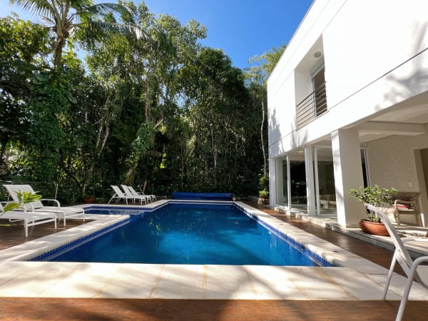 Piscina cercada por vegetação nativa preservada