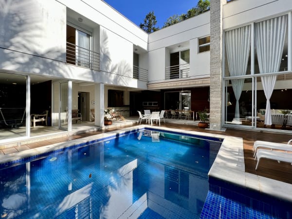 Piscina de pastilhas azuis com borda infinita