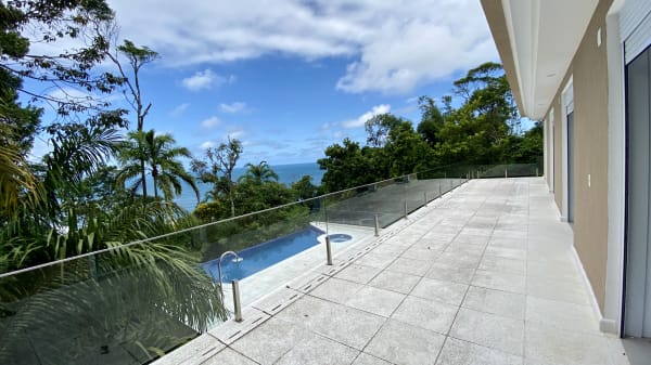 Terraço amplo com vista para o mar