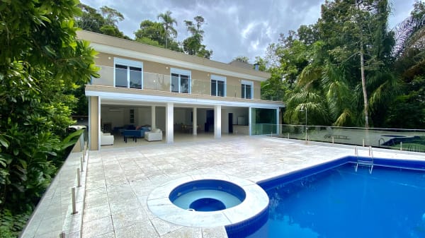 Fachada posterior com piscina e área coberta