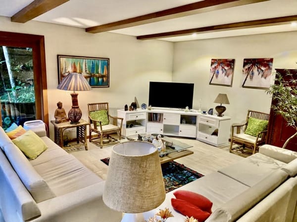 Sala com pé-direito alto e acabamentos em madeira