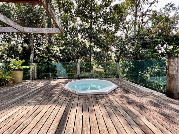 Spa integrado ao deck com vista para mata nativa