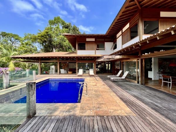 Piscina com deck em madeira e arquitetura contemporânea
