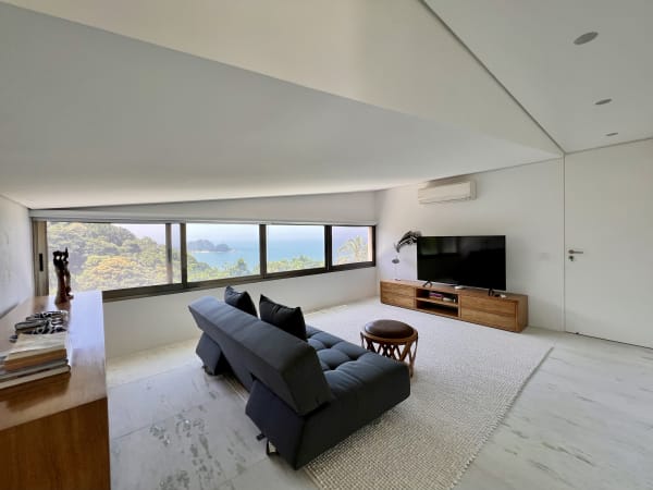 Sala de estar minimalista com vista panorâmica para o mar