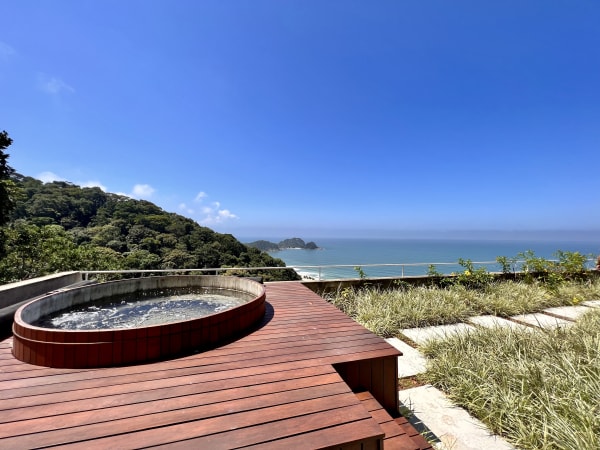 Deck em madeira com spa e paisagismo