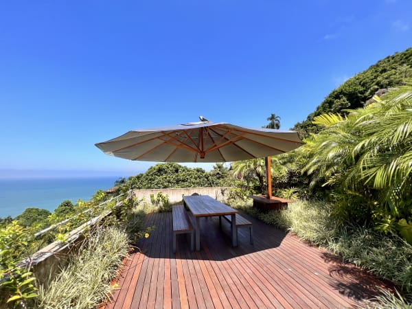 Deck em madeira com vista panorâmica para o mar