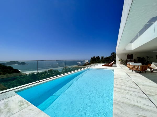 Conjunto arquitetônico com piscina e vista panorâmica