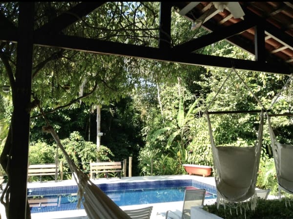 Piscina integrada ao jardim tropical