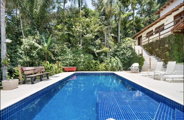 Piscina com deck e área de estar