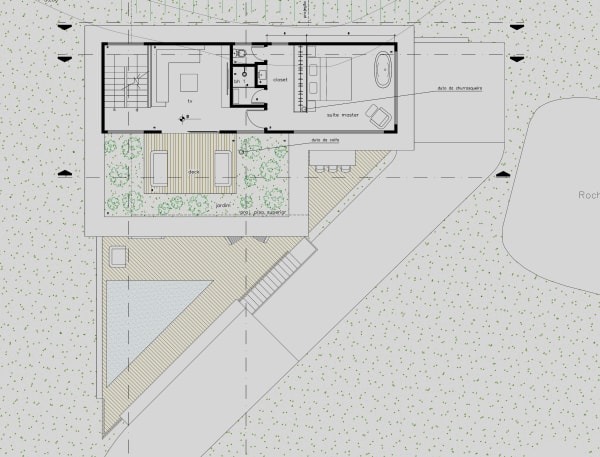 Implantação com térreo, deck e piscina