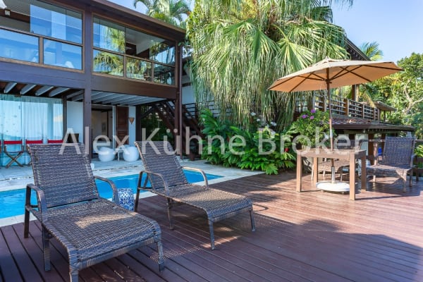 Deck em madeira com piscina e área de lazer