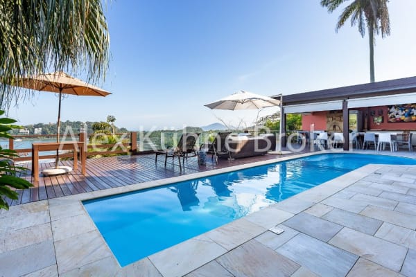 Área de lazer com piscina e deck integrados