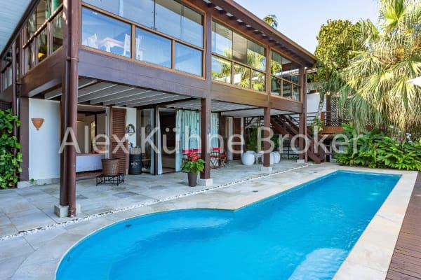 Fachada posterior com piscina e estrutura em madeira
